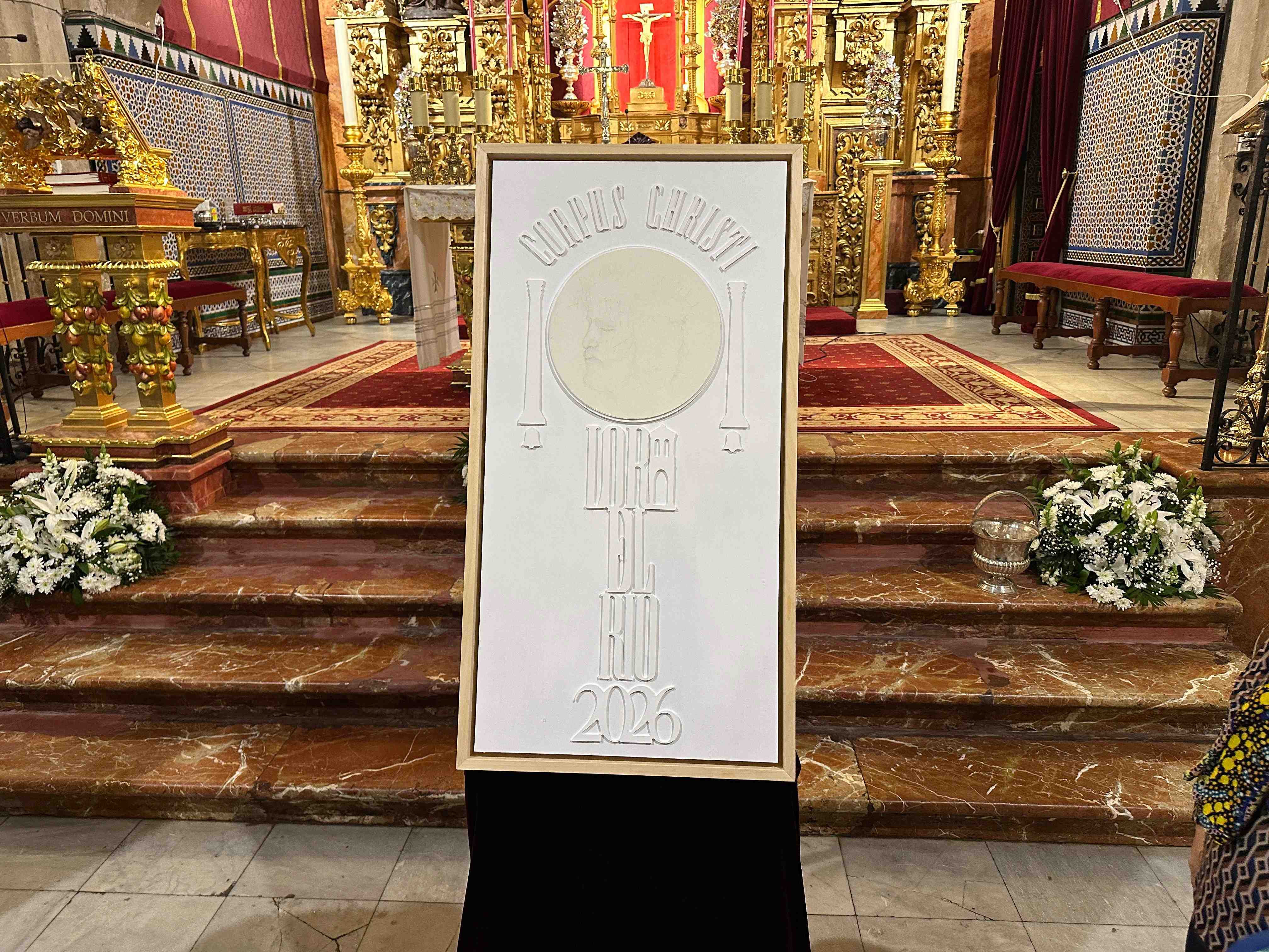 Presentan el cartel del Corpus Christi de Lora del Río: protagonizado por los relieves y la iluminación ambiental