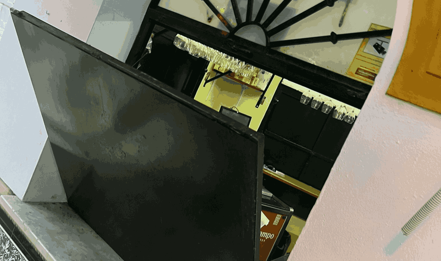 Roban y causan graves destrozos en 'La Tasca de Abastos' de Lora del Río