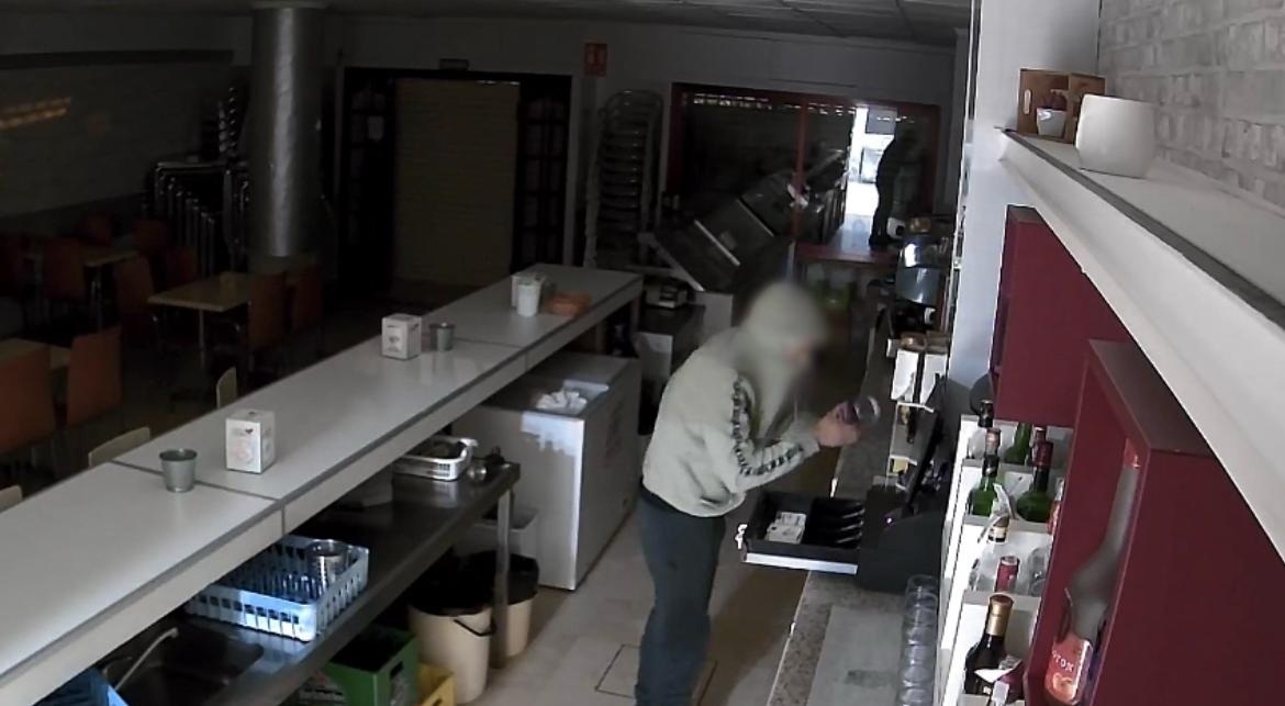Detienen al responsable de 32 robos en Lora del Río: se resistió y amenazó a los agentes